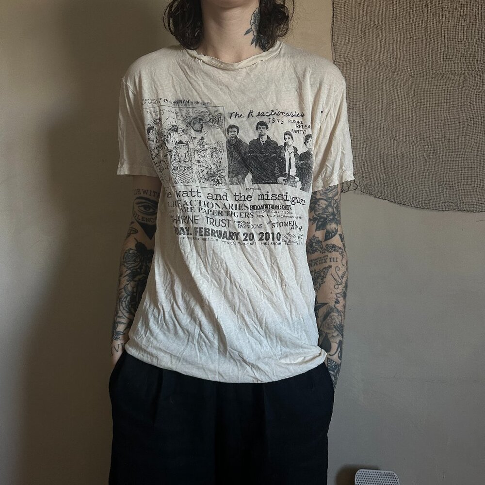 Super soft vintage t-shirt - distressed - size small